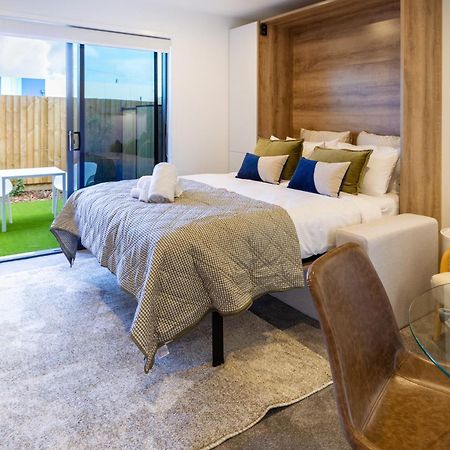 Downtown Comfort: Modern Studio With Backyard Крайстчърч Екстериор снимка