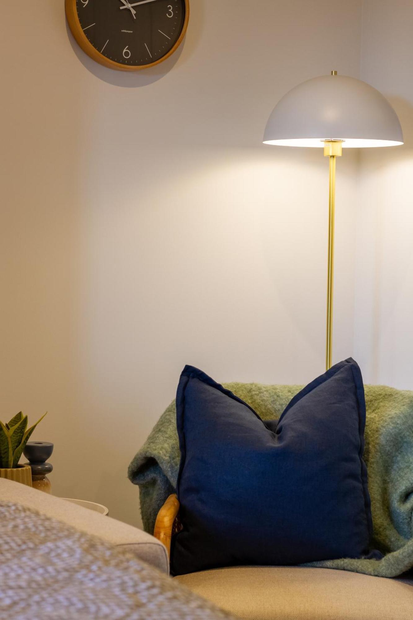 Downtown Comfort: Modern Studio With Backyard Крайстчърч Екстериор снимка